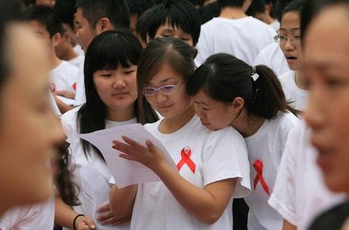 大学生呼吁大家共同预防艾滋病 艾滋病试纸
